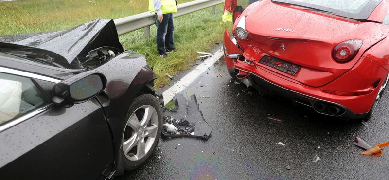 Fotó: Alaposan megtörtek egy Ferrarit az M7-esen