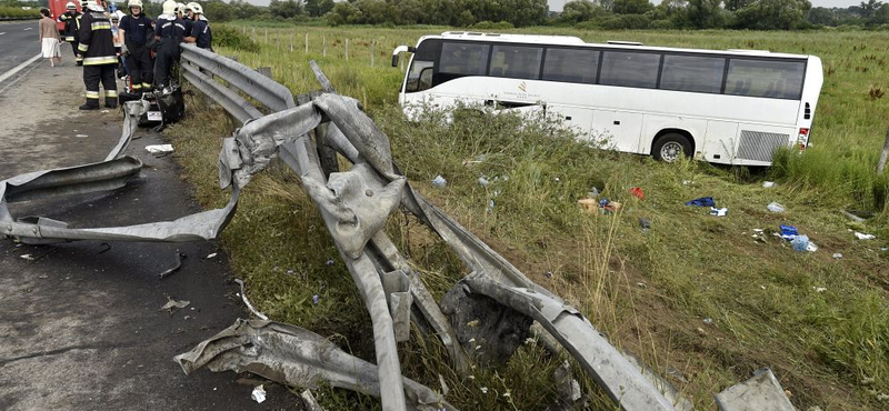 Szalagkorlátot tépett és felborult egy busz az M3-ason - 22 sérült