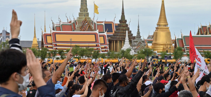 15 ezer rendőr és szükségállapot Bangkokban a tüntetések miatt