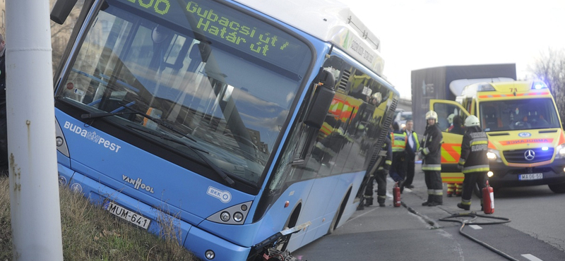 Fotók: Rendesen összetört a balesetet szenvedett 166-os busz