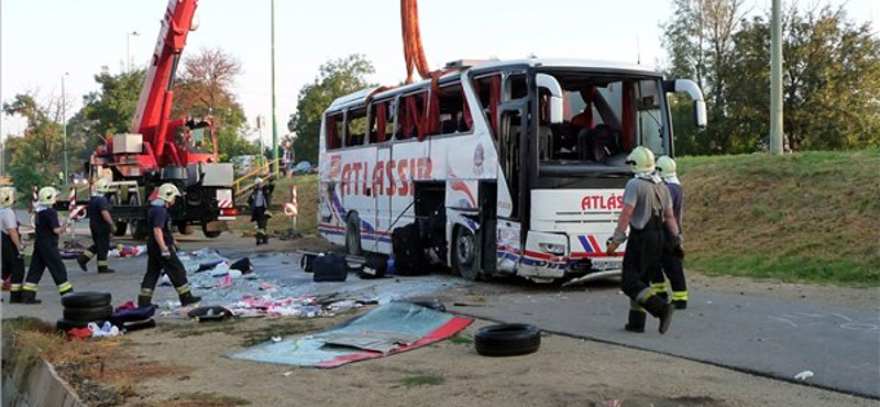 Román turistabuszt ért baleset Szeged mellett