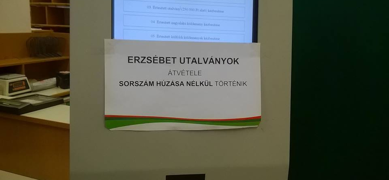 Már sorszám nélkül osztják az Erzsébet-utalványt a postán