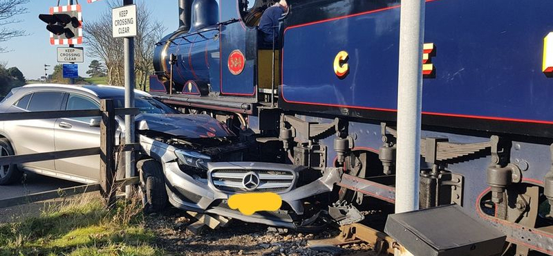 Lassan is lehet csúnyán balesetezni: komótos gőzmozdony préselt össze egy Mercedest