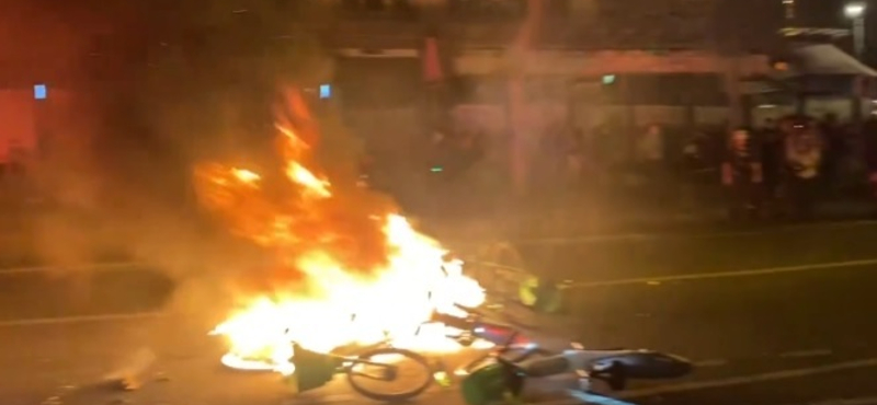 Lángokban állt Párizs a francia választás után – videók a zavargásokról