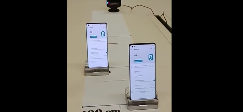 Videó: A Motorola is csinált egy vezeték nélküli telefontöltőt, 1 méter a hatótávolsága