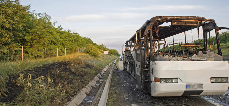 Fotók: Teljesen kiégett a gyerekeket szállító busz az M0-son