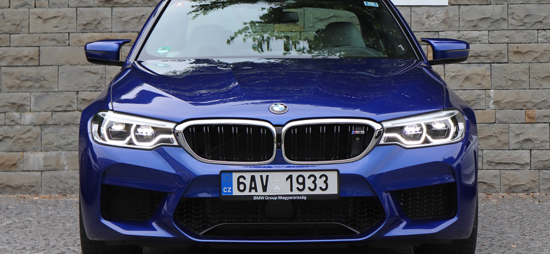 Szoftverfrissítés miatt kell szervizbe menni, de nem egy kütyüvel, hanem az új BMW M5-tel