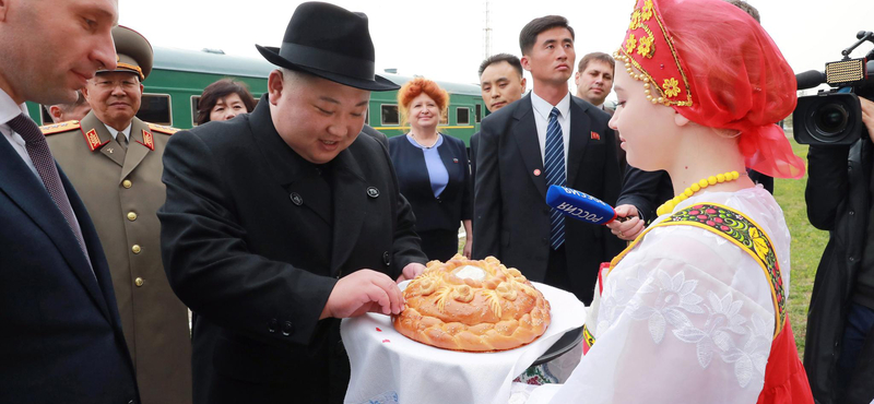 Fotó: Kim Dzsong Un kalácsmajszolással kezdte oroszországi turnéját