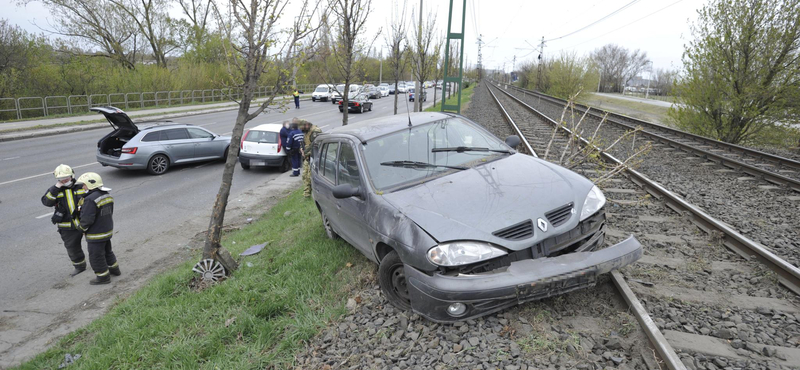 Felborult egy autó Csepelen, ami a baleset után a HÉV síneken állt meg