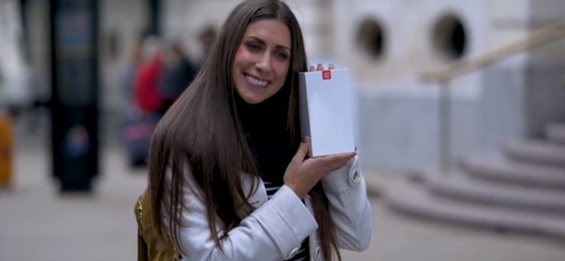 Videó: Megkédőjelezhető hirdetésben szapulja a OnePlus a konkurenseket