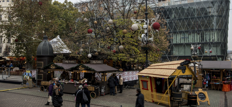 Megnyílt a karácsonyi vásár a Vörösmarty téren