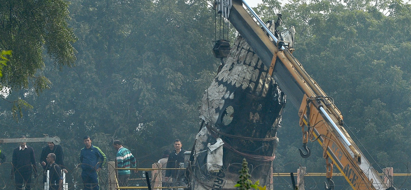 Tóba csapódott egy kisrepülő az újdelhi reptér mellett