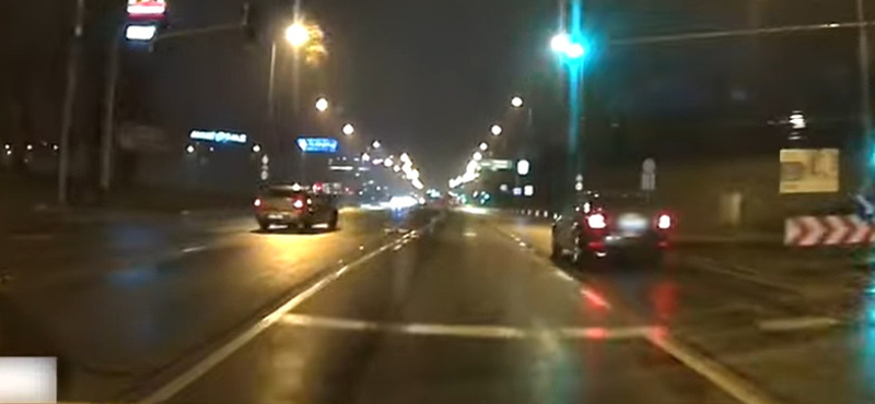 Részeg? Nem tud vezetni? Mi történhetett ezzel az Üllői úton forgolódó autóssal? – videó
