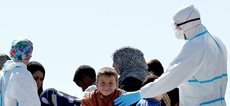 Halottakkal teli migránshajót emeltek ki a Földközi-tengerből