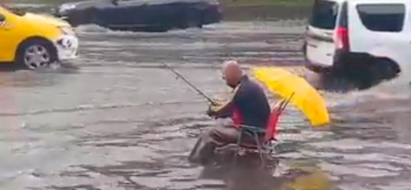 Akkora vihar volt Bukarestben, hogy a főút közepére ült ki pecázni egy férfi – videó