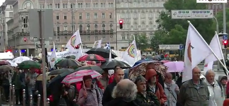 Videó: "Hoffmann Rózsa, gyere ki az esőre"