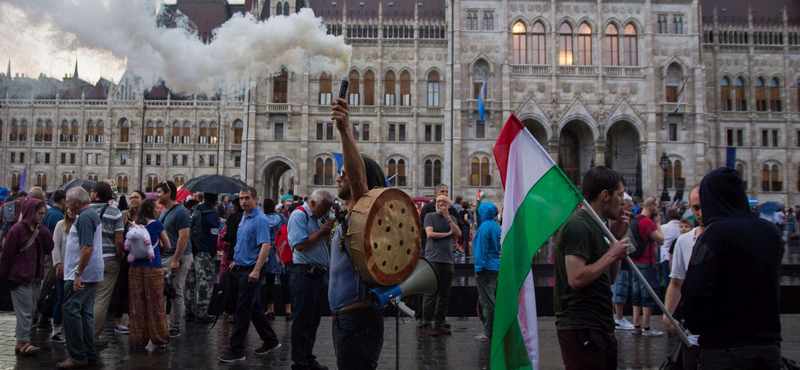 Kifulladt a kormányellenes tüntetéssorozat, és Orbán sem segít eddig rajtuk