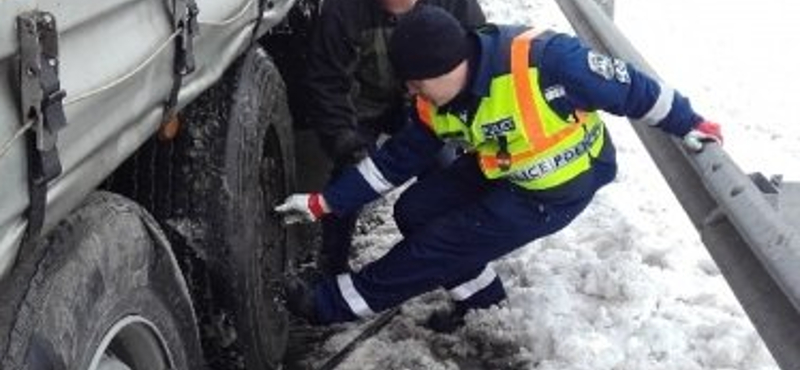 Versben számolt be a rendőrség egy defektről a Twitteren