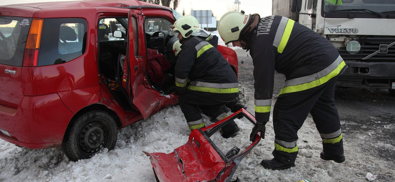 Teherautónak csattant egy kocsi Zalában