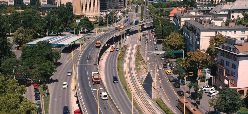 Busz és autó ütközött, lezárták a Hegyalja utat