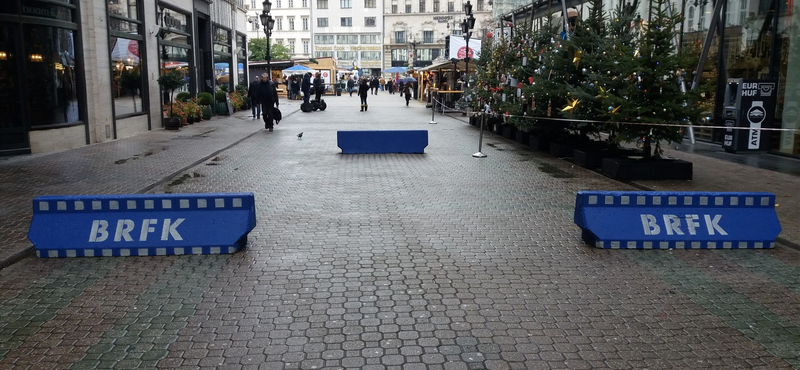 Röhögve át lehet hajtani a behajtásgátló akadályok közt a Vörösmarty térre?