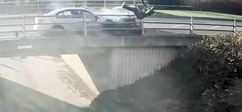Videó: Lerepült a felüljáróról a motoros, akit egy feldühödött autós leszorított az útról