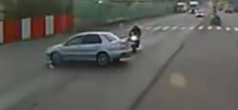 Ilyen, amikor mázlija van a motorosnak egy necces helyzetben - videó