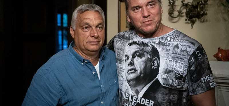 Ön sem tudja, ki az Orbánnal orbános pólóban fotózkodó férfi? Megmondjuk