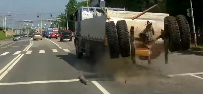 Elég ijesztő, amikor menet közben szakad ki a teherautó tengelye – videó