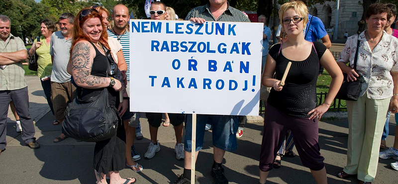 Pár ezer ember kezdte meg a Kossuth téri demonstrációt