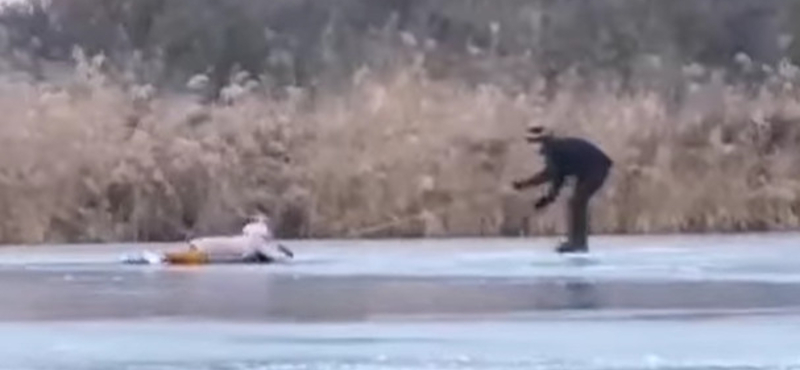 Videóra vették, ahogy kimentenek egy korcsolyázó nőt Tihanyban a beszakadt jégből