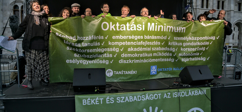 Iskolai békéért tüntettek a Kossuth téren, kidolgozták az oktatási minimumot