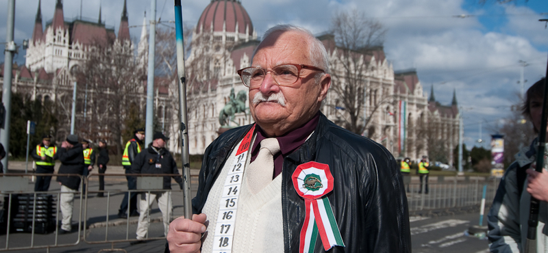 "Hagyó, talicskatoló" - tüntetők kiabáltak a zászlófelvonásnál