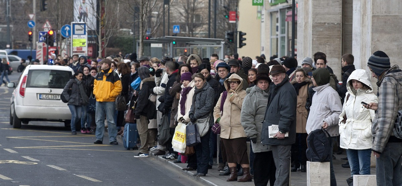 Füstölgő kocsi miatt állt le a 3-as metró