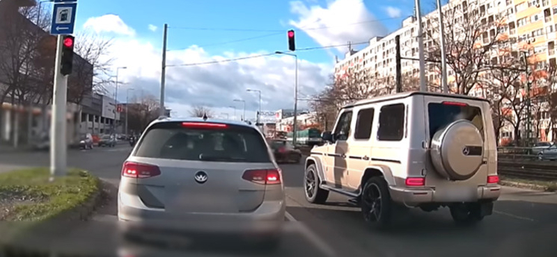 Piroson át, szembe a forgalommal sietett a Mercedes G-osztály sofőrje az Árkádba - videó