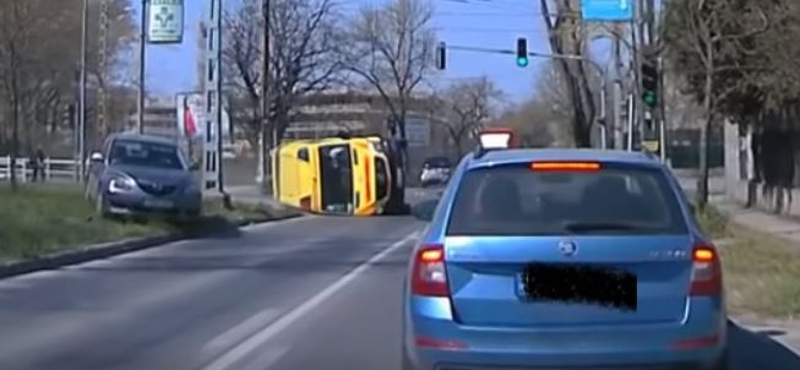 Felfüggesztett fogházbüntetést kaphat az ittas autós, aki miatt felborult egy mentőautó