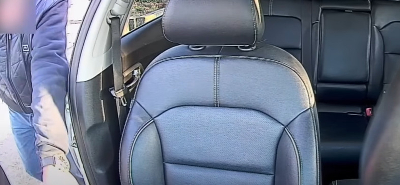 Videó: Kiszállt sírt gondozni autójából egy férfi, máris munkába lendült egy tolvaj a kocsijánál