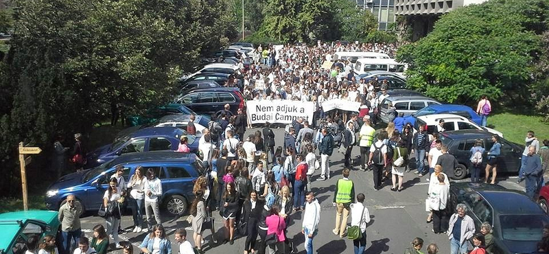 Több százan tüntettek a Corvinusért