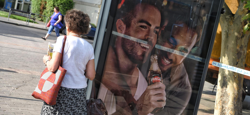 "Szolidaritási sétát" tartanak vasárnap a Coca-Cola-plakátok botránya miatt