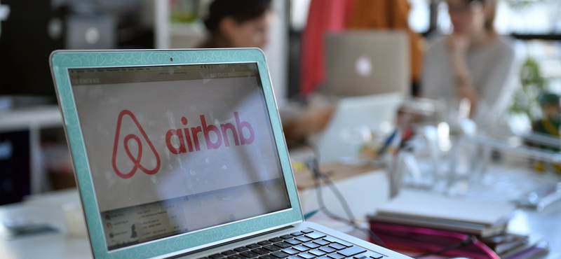 Óriási bakival vágja maga alatt a fát az Airbnb