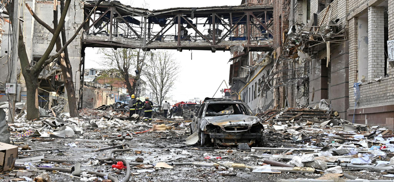 Két halálos áldozata és 18 sebesültje van a harkivi bombázásnak