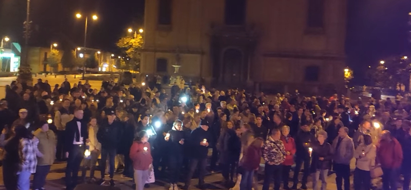 A pápai fő téren tüntetett a Grund az oktatásért