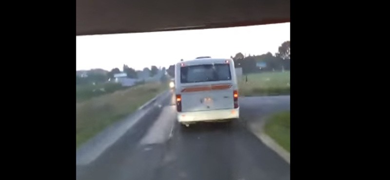 Két buszsofőr versenyzett a 83-as főúton, az egyik videóra vette