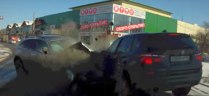 Rommá törték a BMW X3-at, 20 méterrel lökték arrébb – videó