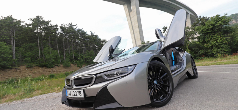 Nyitott tetős i8 és 600 lóerős M5 – teszteltük a végletek BMW-it
