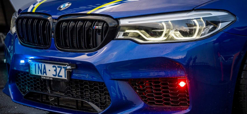 Elfogó vadász: rendőrautó lett a legsportosabb BMW M5-ösből