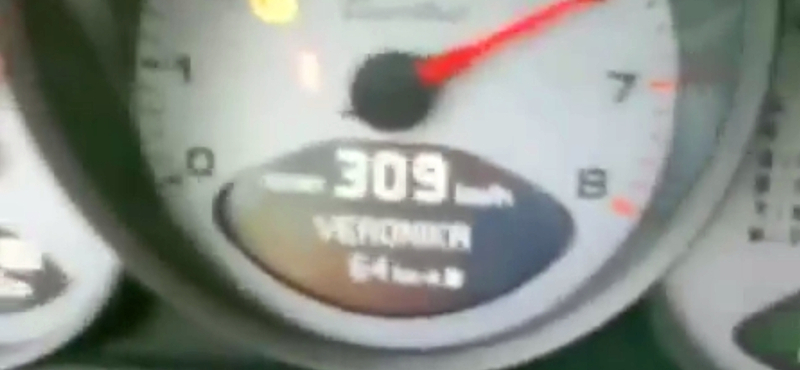 309 km/h-val repesztett a Porsche, amikor balról simán leelőzték – videó