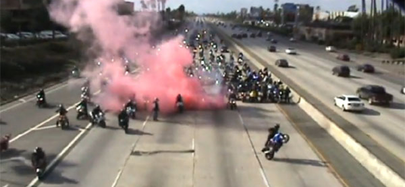 Teljes útzár: ilyen egy igazi motoros leánykérés - videó