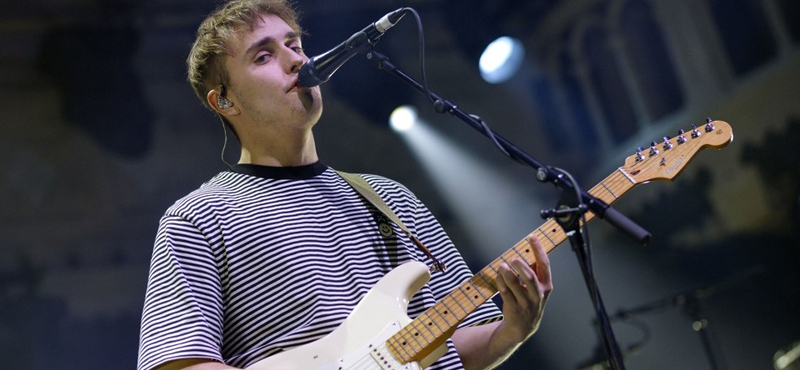 Változás a Sziget nagyszínpadán: Sam Fender gégegyulladás miatt kihagyja a fesztivált