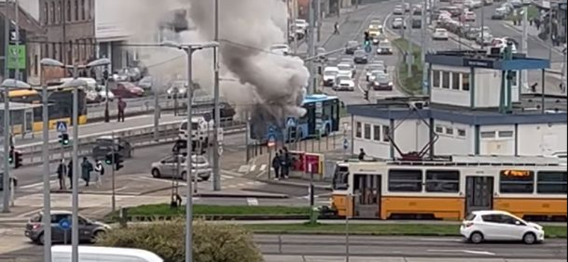 Kigyulladt egy busz a Bécsi úton + videó